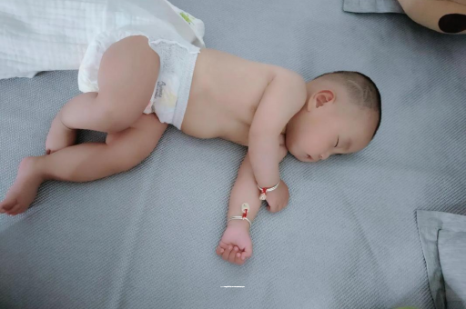 三亚三个月宝宝抬头不稳